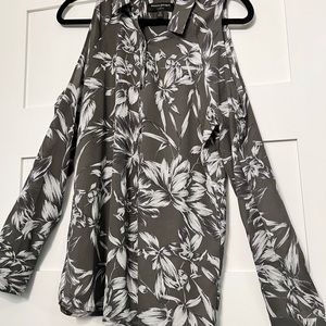 Banana Republic top. Grey in color. Cut out shoulder sleeve.